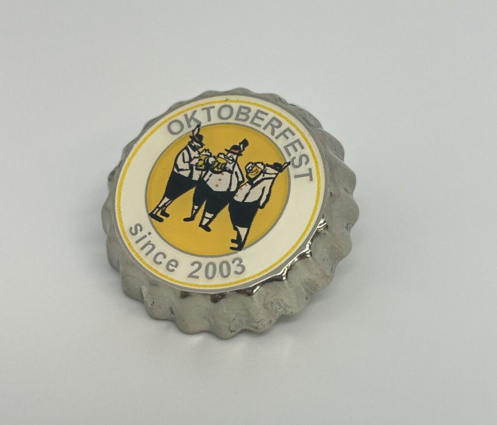 ビール瓶の王冠型ピンバッジ - 日本ベルビュー株式会社